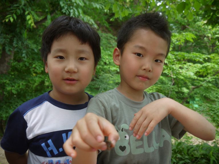 개구리 잡았다고 자랑..^^
