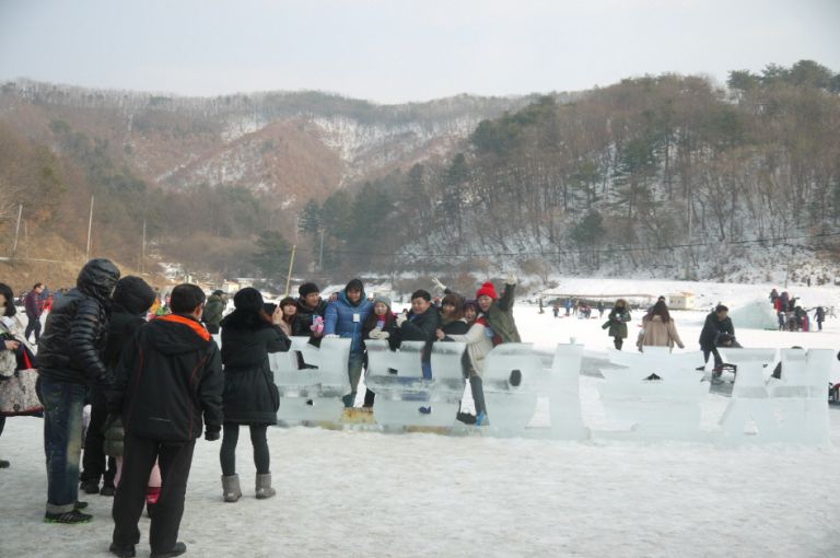 얼음조각 앞에서 한컷
